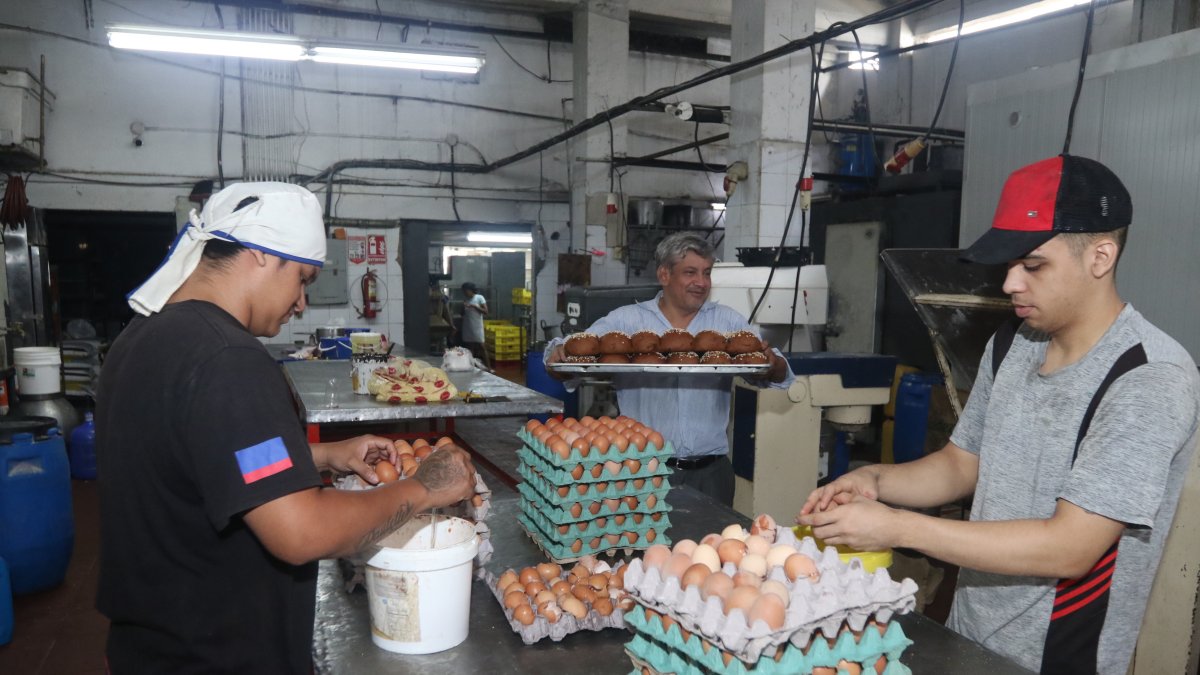 Producción. Personal se alista para iniciar la preparación de pan.
