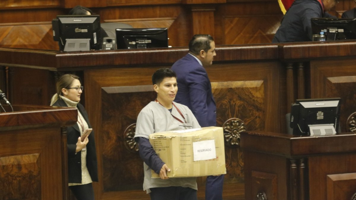 Información. Dos cartones de documentos reservados entregó el pasado 13 de enero el superintendente de Bancos a Viviana Veloz.