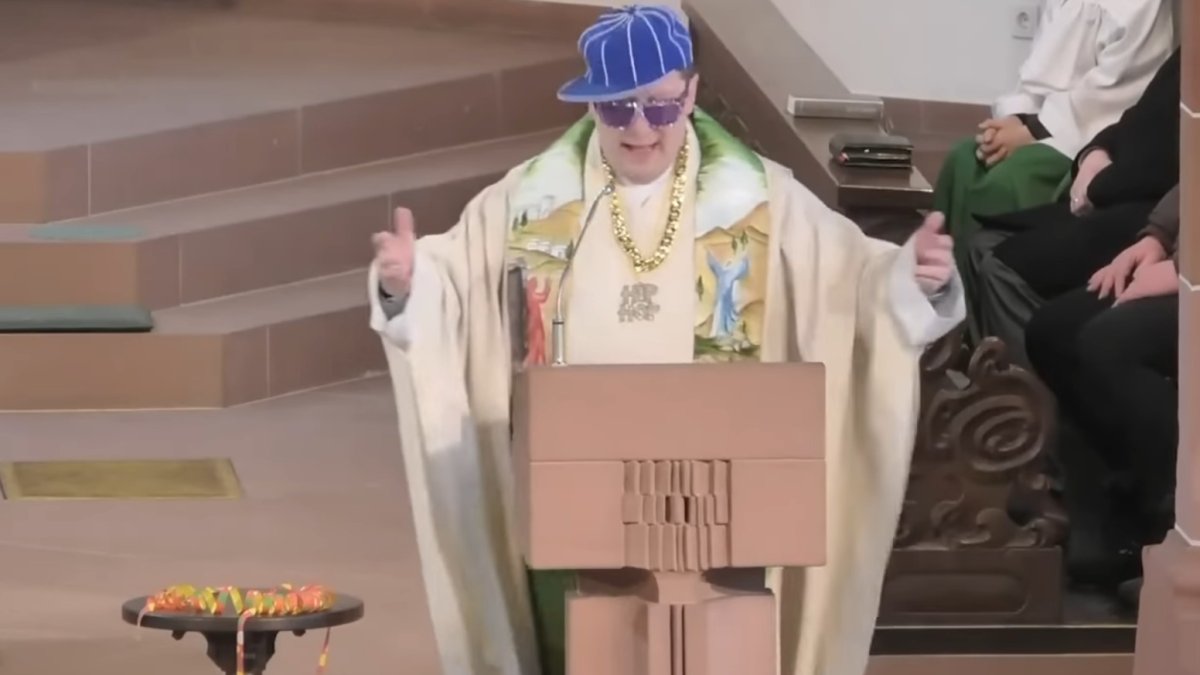 El clérigo alemán Thomas Eschenbacher en el altar.