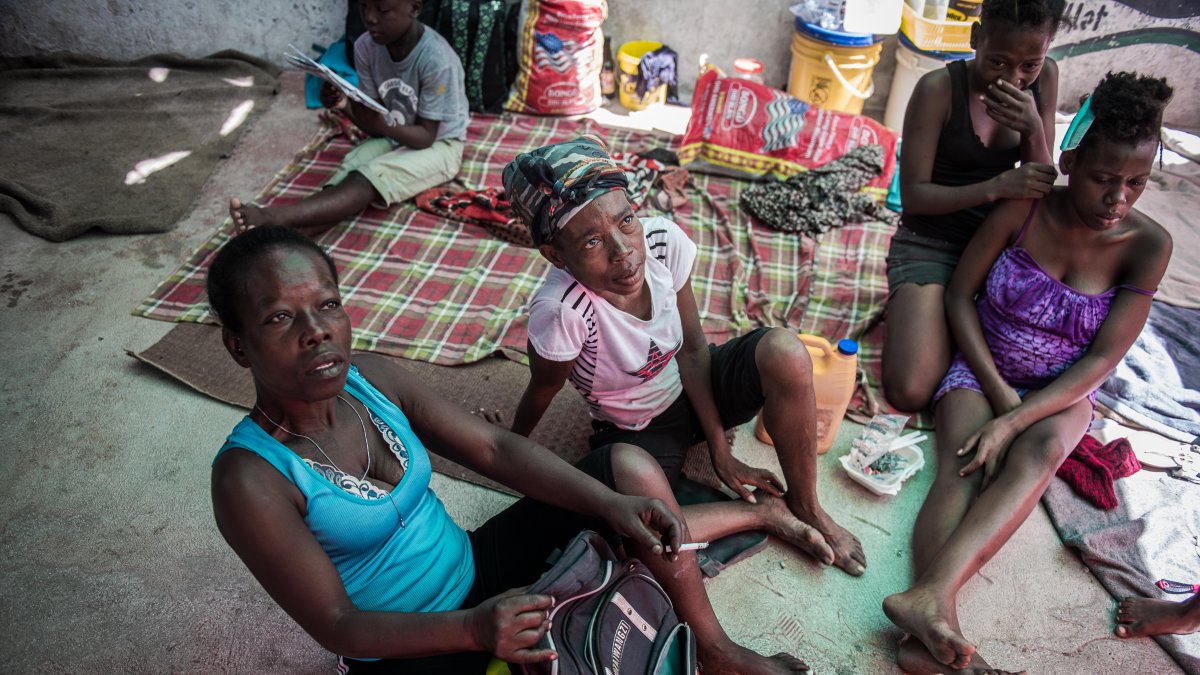 Mujeres conversan al interior de un campo de desplazados, el 11 de marzo de 2023, en Puerto Príncipe.