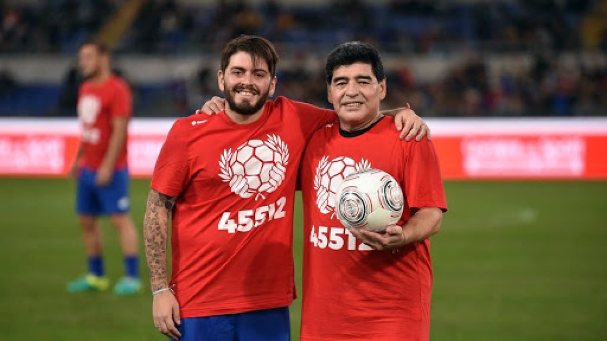 Diego Armando Maradona Jr junto a su padre.