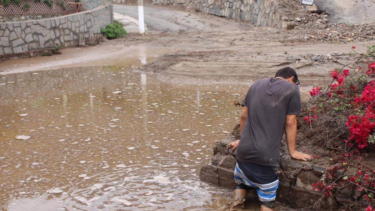 Un residente se lamenta hoy por las afectaciones causadas por el ciclón Yaku, en el distrito de Chaclacayo en Lima (Perú).