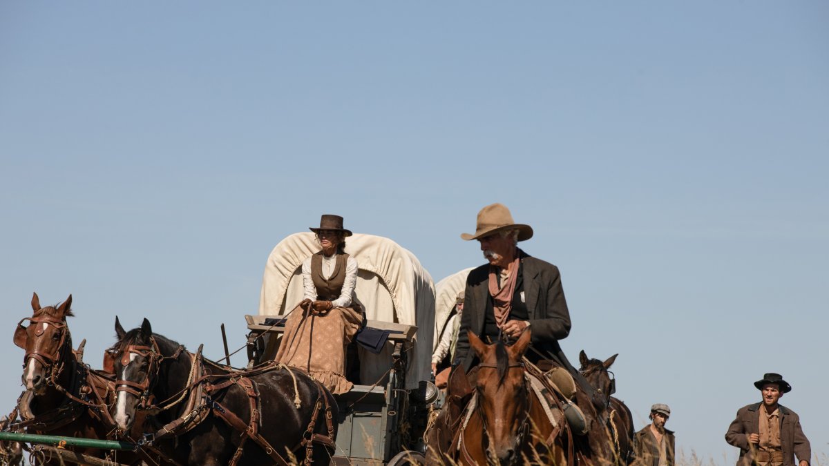 Tom Hanks, su esposa Rita Wilson y Billy Bob Thorton aparecen brevemente en la serie, en lo que llaman “cameos”.