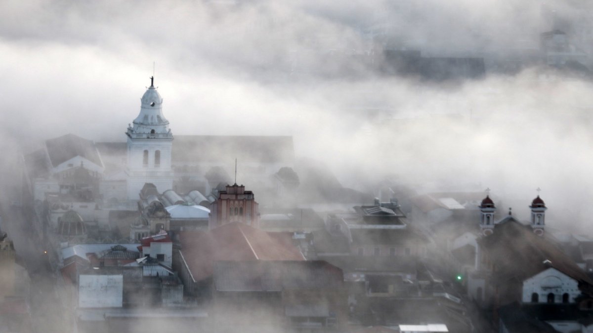 Neblina. Este escenario se repite con frecuencia en zonas céntricas de la ciudad.