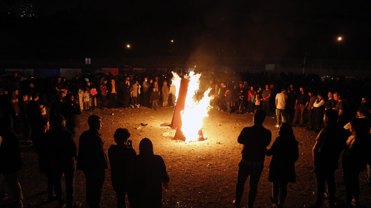 Los iraníes participan durante una fiesta tradicional de fuego llamada 'Charshanbeh Suri' en Teherán, Irán, el 14 de marzo de 2023.