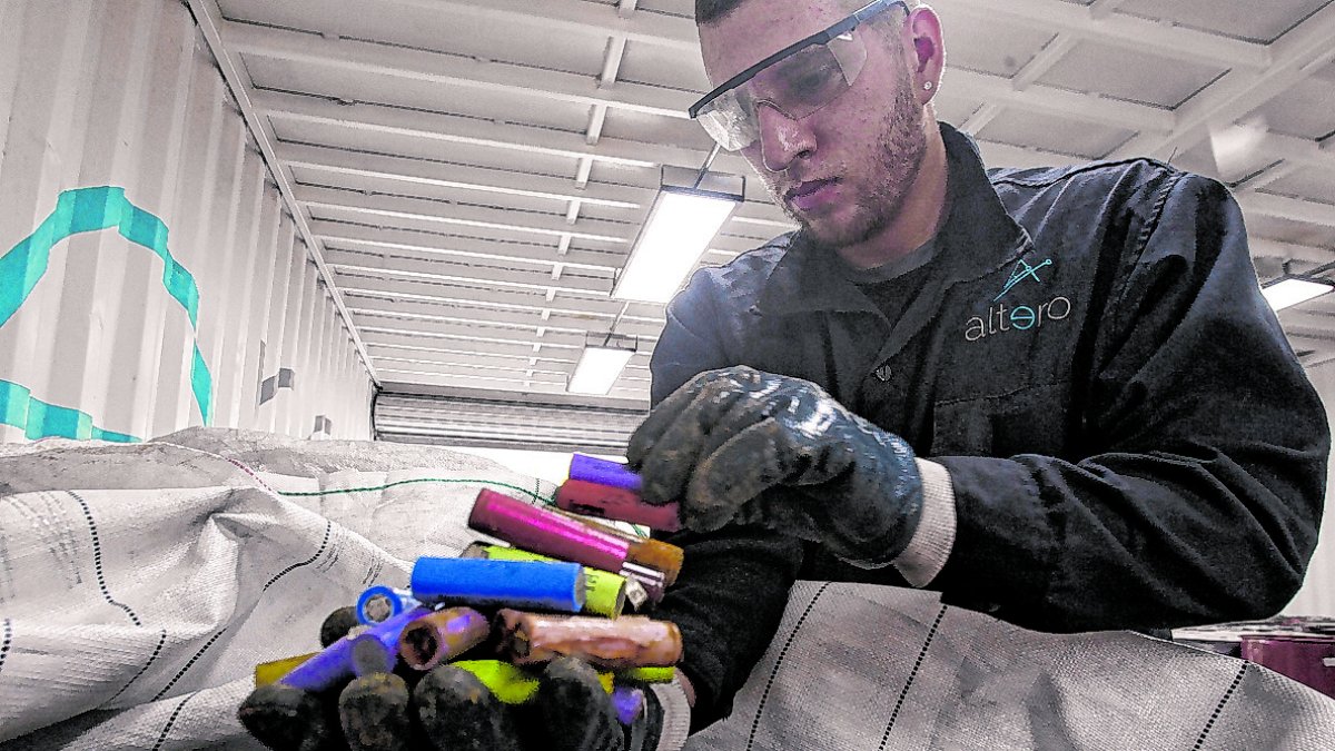 Un operario de la empresa Altero fue registrado al separar baterías recargables en desuso, en Guarne, Colombia.