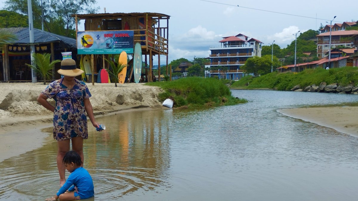 1. Montañita. En la provincia de Santa Elena se suele acumular el agua por problemas con el alcantarillado sanitario.