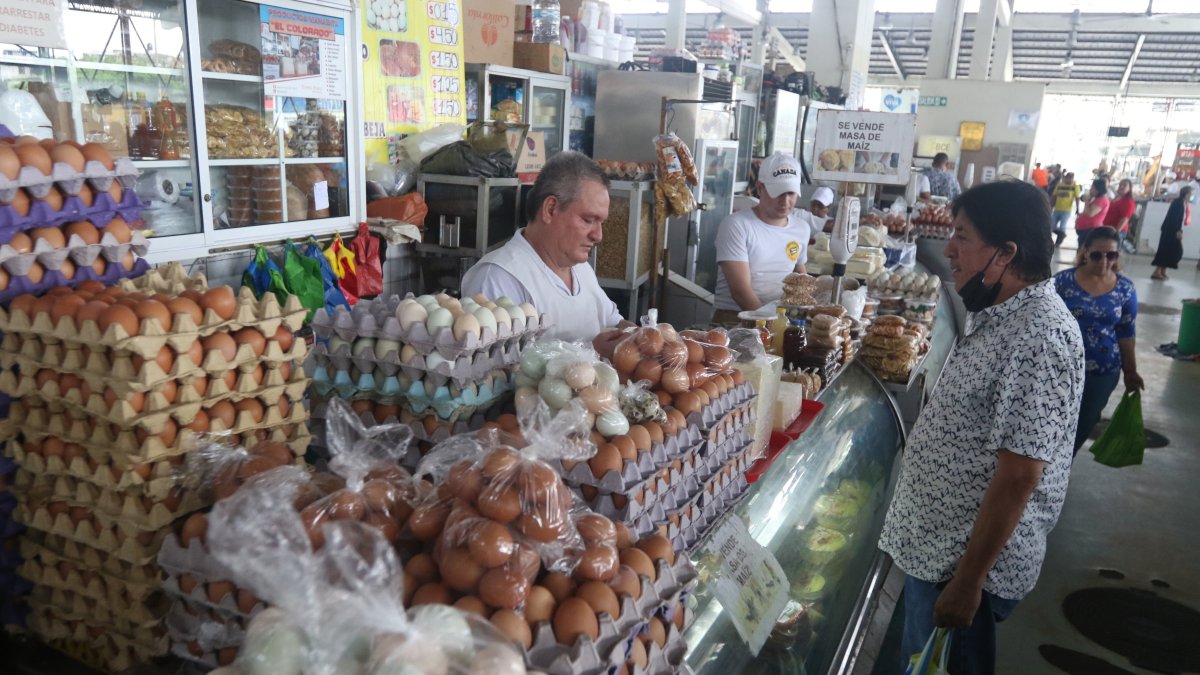 Operativo.- Las autoridades mantienen los controles en los mercados, para evitar el incremento del precio no justificado.