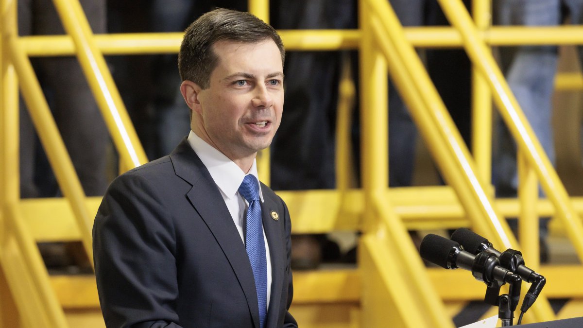 Imagen de archivo del secretario de Transporte de EE. UU., Pete Buttigieg.