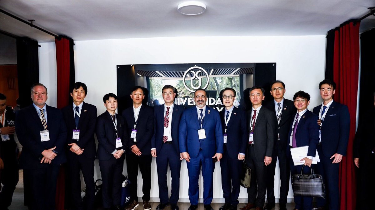 El ministro de Transporte y Obras Públicas, Darío Herrera (c), con los representantes de la empresa coreana.