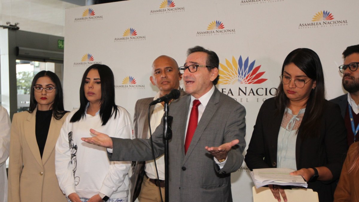 Reacción. Fernando Cedeño se cobijó en sus compañeros de bancada para rechazar las afirmaciones de Vanegas.