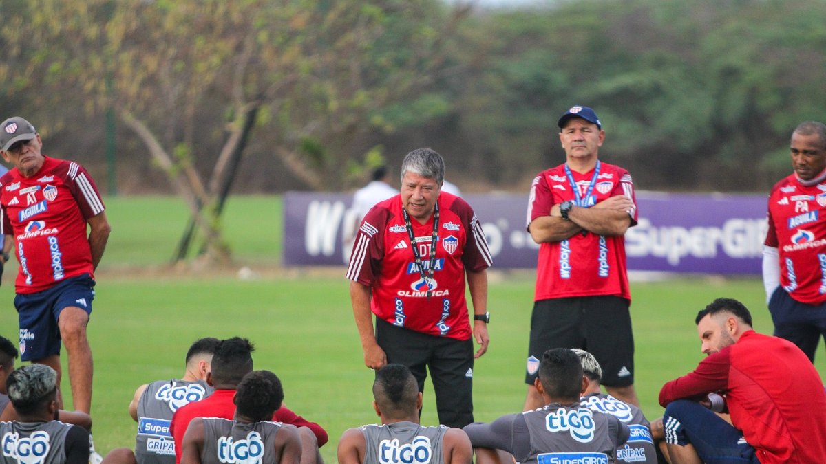 Hernán Darío Gómez, ya de 63 años (c), en su primera charla técnica con los jugadores del Junior.