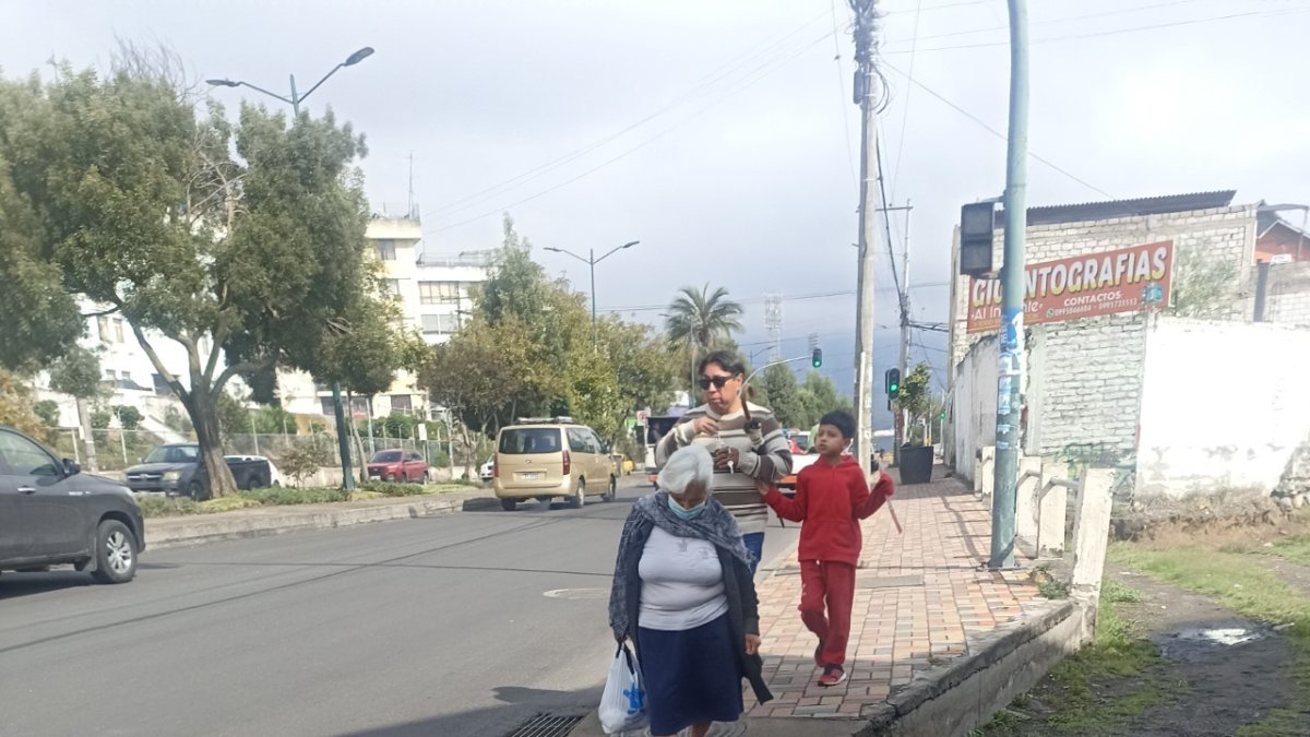 Opciones. Usuarios optan por caminar debido al incremento del gasto.