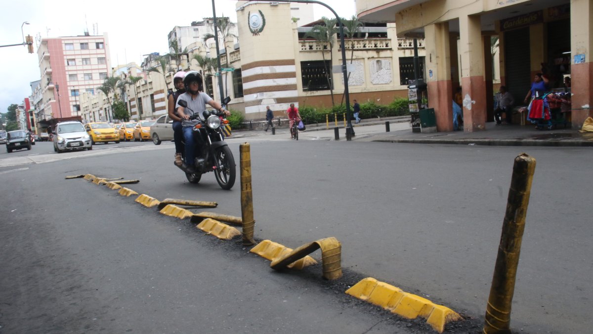 Los divisores plasticos de la calle 6 de marzo están destruidos.