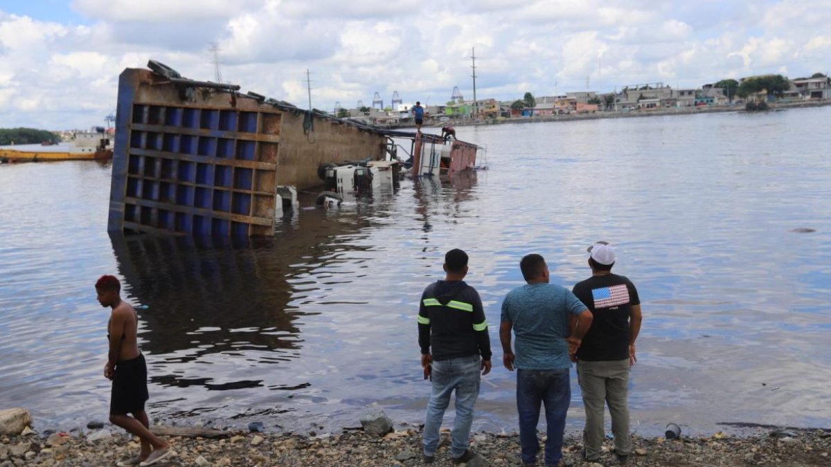 La embarcación iba a zarpar hacia una camaronera en el Golfo de Guayaquil.