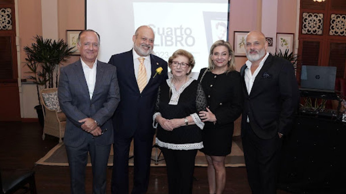 Esposa e hijos de Guido Jalil Trejo en el evento de lanzamiento de la novela “Cuarto Libro”. De izquierda a derecha, Jorge Daniel Jalil Perna, Guido Jalil Perna, Angela Perna de Jalil,
Mariela Jalil Perna, Juan Mario Jalil Perna.