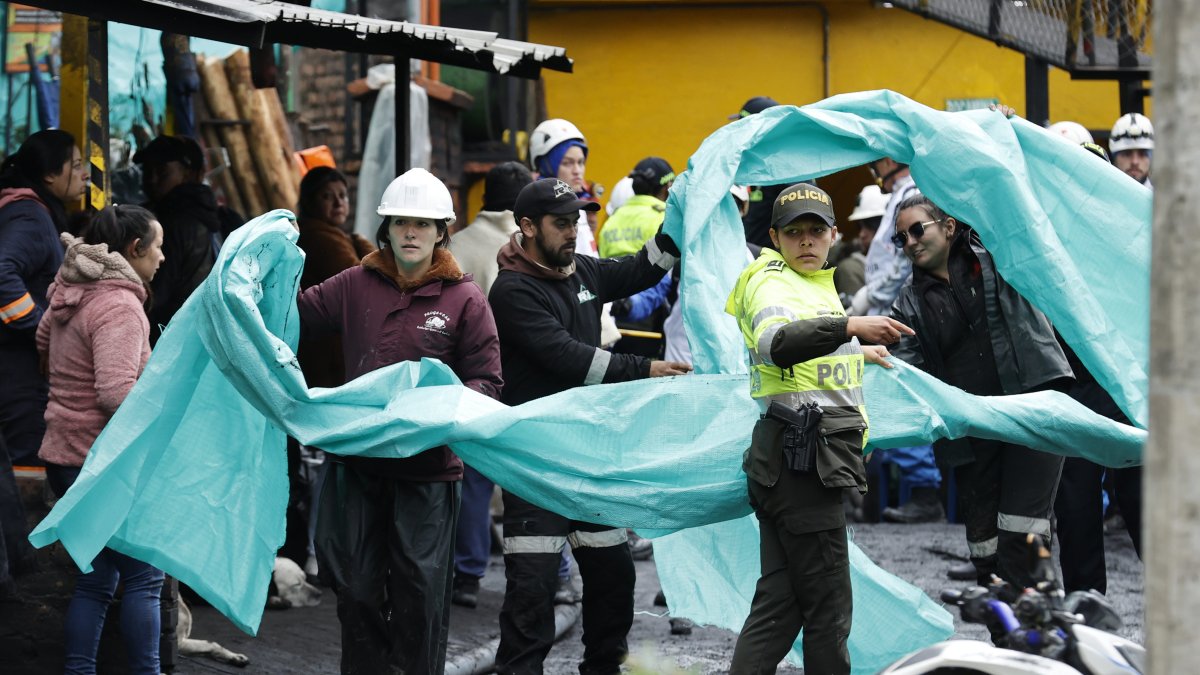 Decenas de personas fueron registradas este miércoles, 15 de marzo, al ayudar en las labores de rescate de una veintena de mineros atrapados en un socavón de carbón.