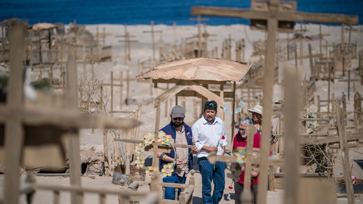 - Fotografía cedida por presidencia de Chile del presidente de Chile, Gabriel Boric (c), recorriendo con familiares de víctimas la fosa común de Pisagua, en el norte de Chile, hoy 16 de marzo.