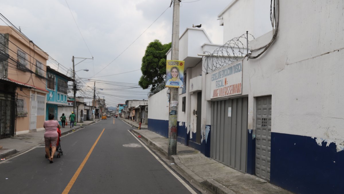 1. Abandono. Al estar de vacaciones los estudiantes, se observa la vía completamente abandonada. Los delincuentes lo aprovechan