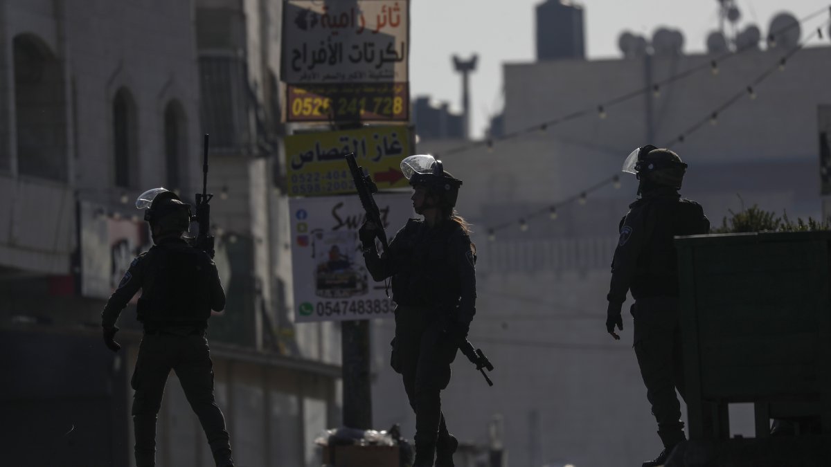 Fotografía de archivo de agentes de policía israelíes durante un enfrentamiento con palestinos en la ciudad de A-Ram, al norte de Jerusalén, el 27 de enero de 2023. EFE/EPA/ATEF SAFADI