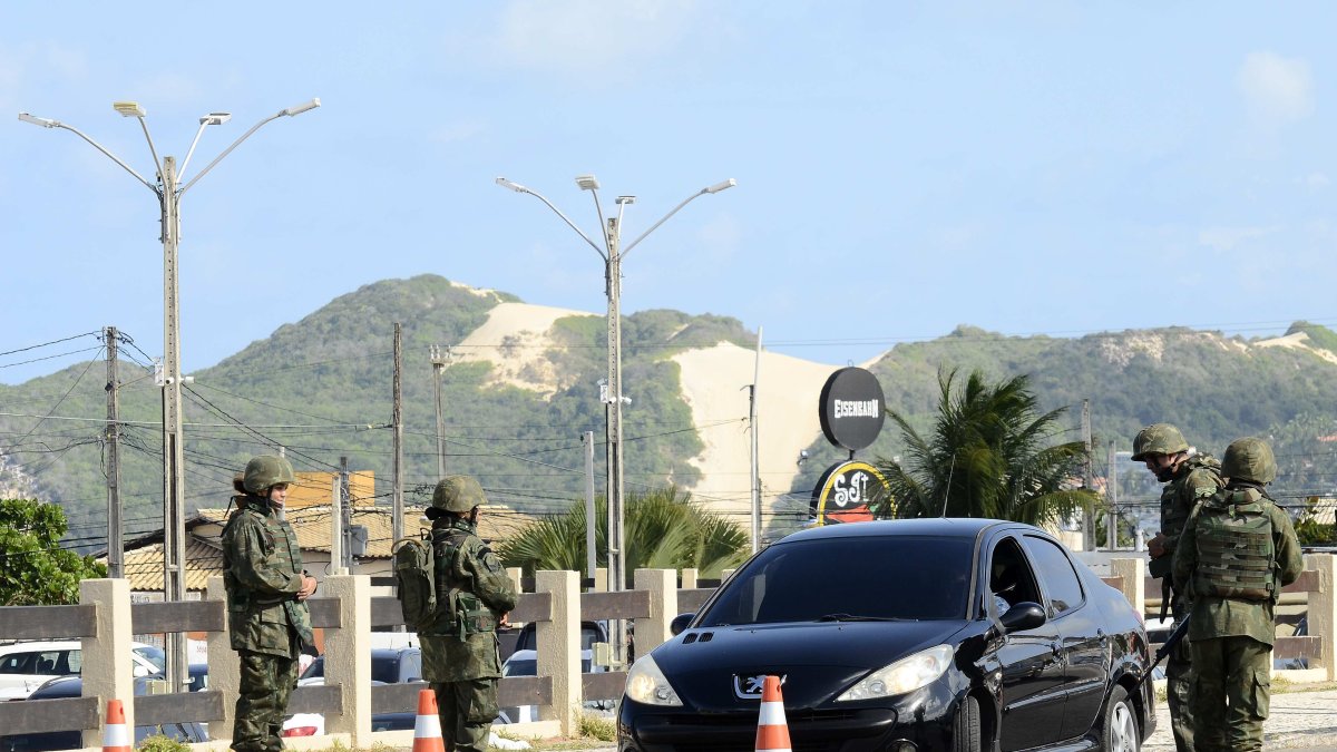 Fotografía de archivo en la que se registró a miembros de las Fuerzas Armadas brasileñas al patrullar las calles del barrio Ponta Negra, en la turística ciudad de Natal  Rio Grande do Norte, Brasil).