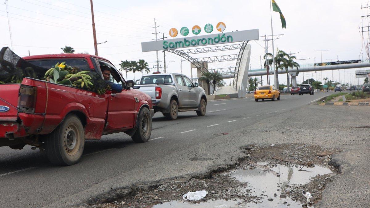 Daño. Huecos así de grandes se han formado a lo largo de la ruta. La ciudadanía asegura que desde el martes pasado empezaron a taparlos, aunque no de la forma más idónea.