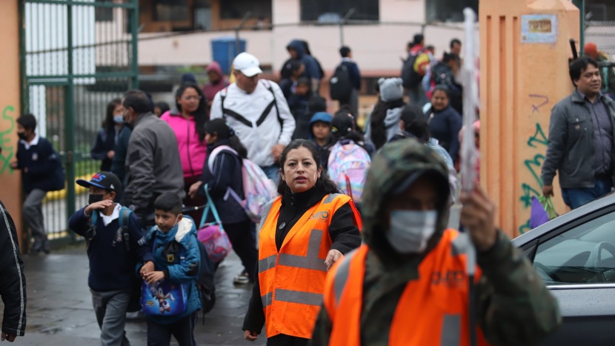 A la entrada y salida, los adolescentes se exponen a varios peligros, desde accidentes viales, venta de drogas ilegales, robos a sus celulares y consumo de licor o tabaco.