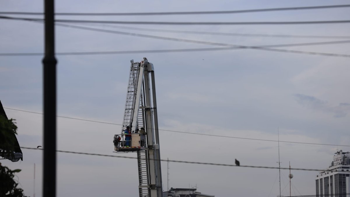 El hombre fue rescatado en una canasta de camión escalera bomberil