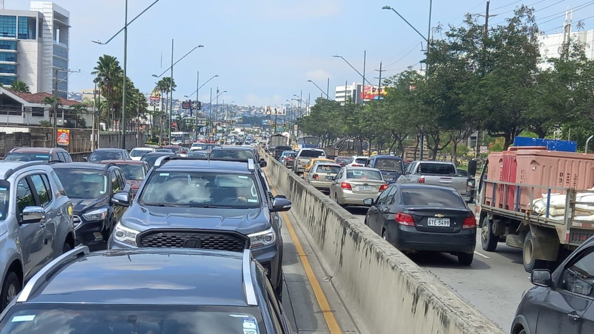 El tráfico se ha vuelto pesado durante casi hora y media en el lugar.