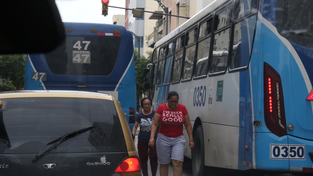 En la calle Rumichaca se observa que los conductores de buses dejan en media calle a los pasajeros donde pueden ocasionar accidentes