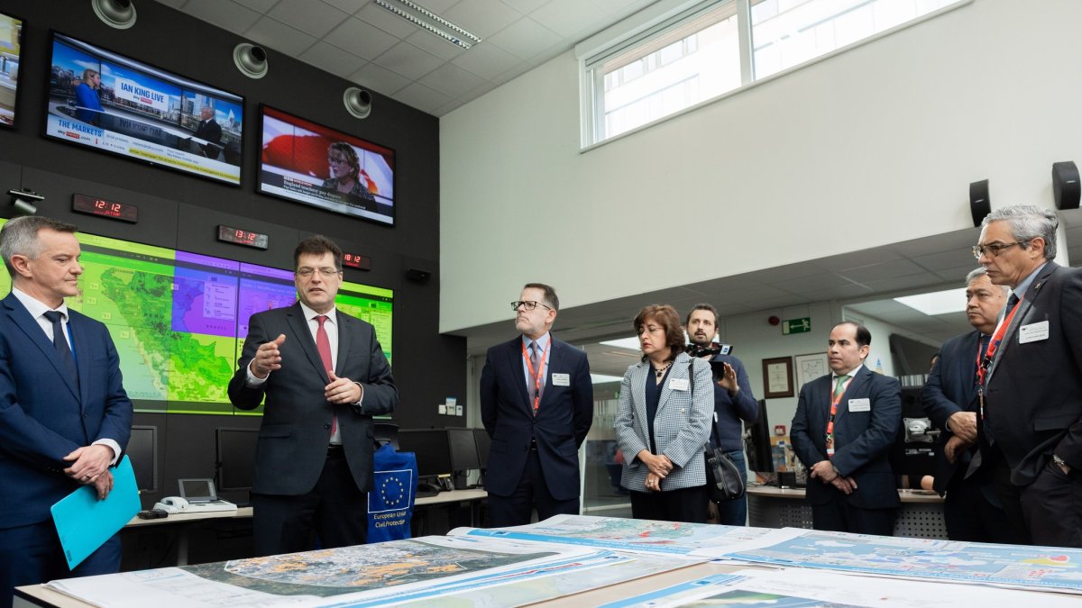 La viceministra Espíndola y otros miembros de otros países escuchan la explicación sobre le funcionamiento del centro europeo.