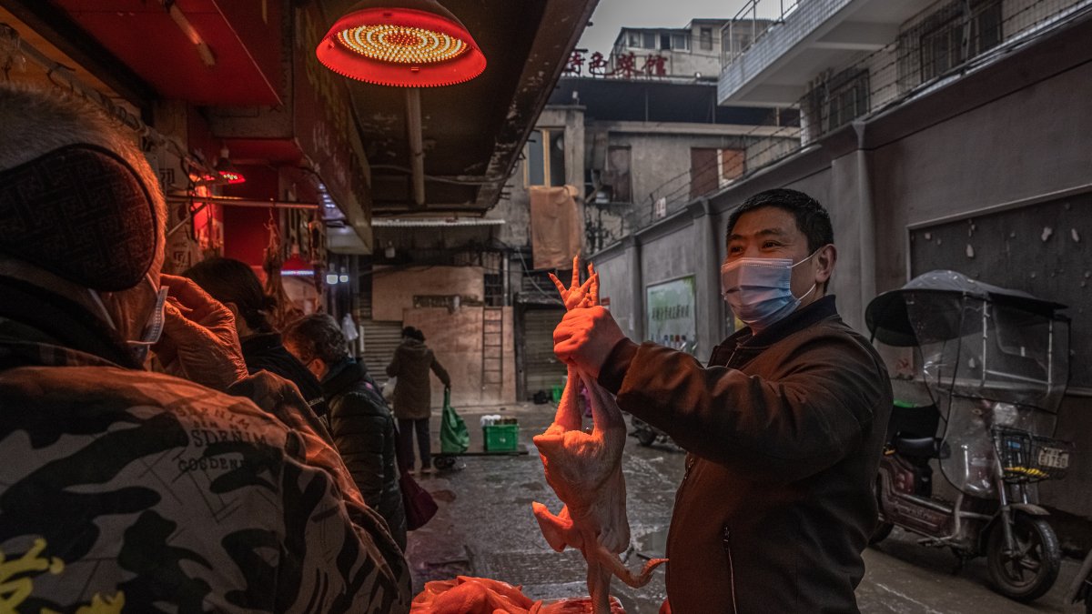 El mercado callejero de Wuhan en enero de 2021