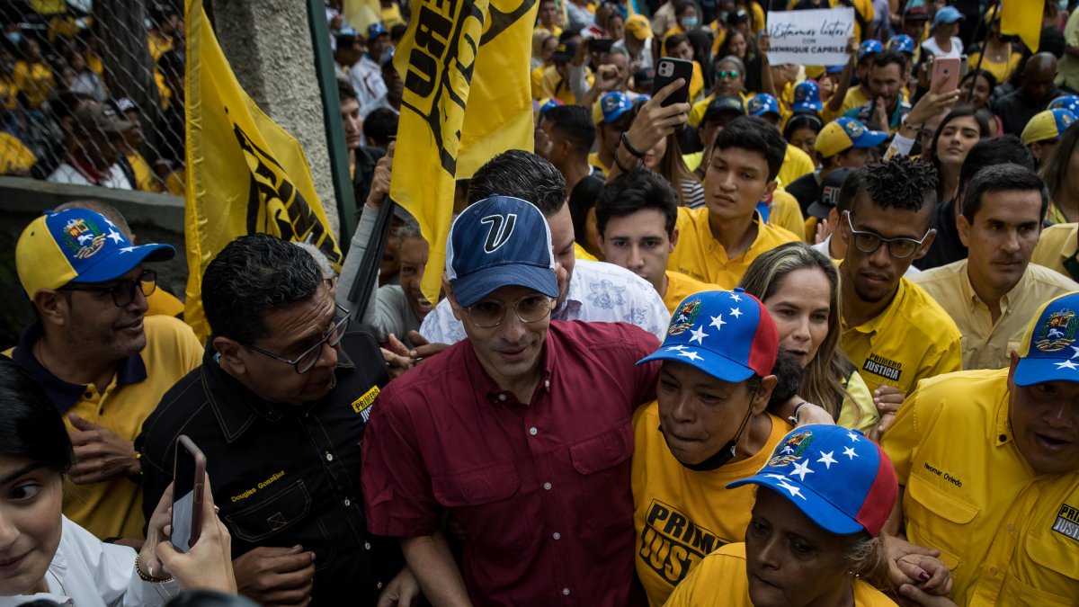 El líder opositor Henrique Capriles, asiste a un mitin el 10 de marzo de 2023 en Caracas (Venezuela). Las elecciones primarias antichavistas, programadas para el próximo 22 de octubre,