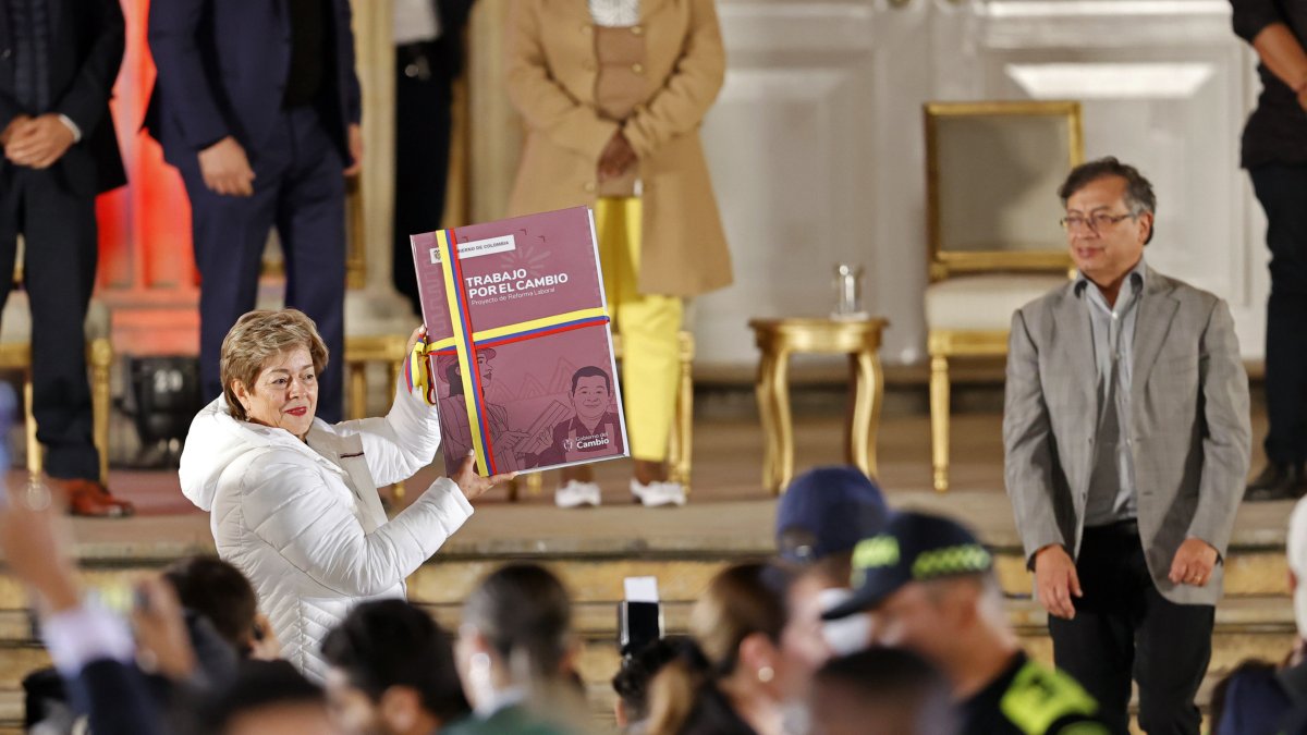 La ministra del Trabajo, Gloria Inés Ramírez Ríos (i), y el presidente de Colombia, Gustavo Petro, en un acto simbólico sobre la ley de reforma laboral , en Bogotá (Colombia).