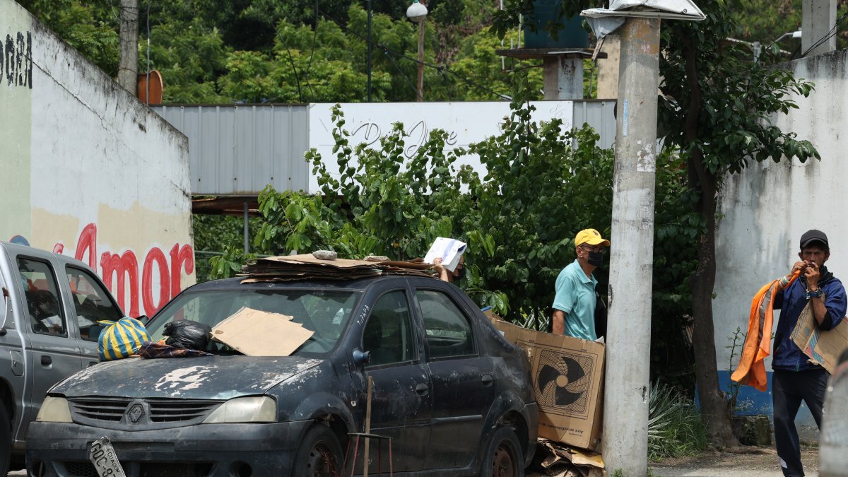 1. Oxidados. Desde hace cinco años este carro está abandonado en la avenida Roberto Serrano, junto a la iglesia Santa María Magdalena.