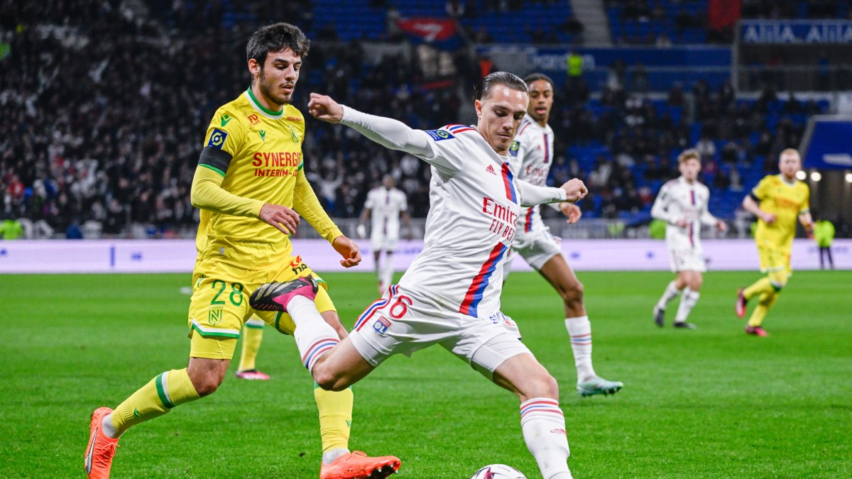El francés Caqueret, mediocentro de Olympique de Lyon, buscó el remate a puerta que rompa las tablas pero no sirvió.