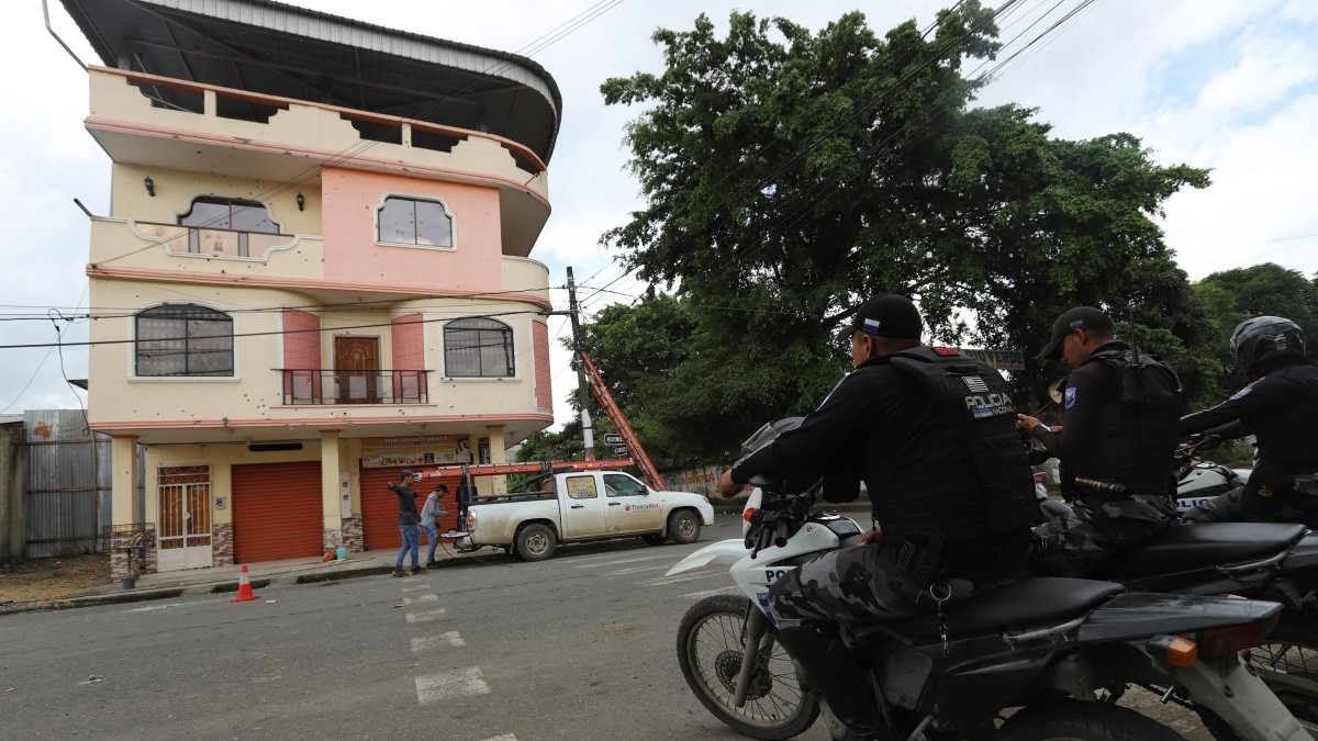 El inmueble donde inició el enfrentamiento entre organizaciones delictivas es custodiado por la Policía Nacional.