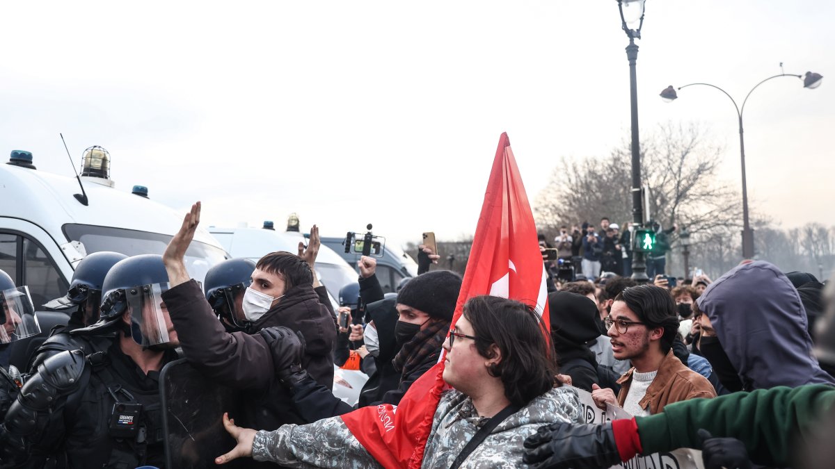Los manifestantes se manifiestan cerca de la Asamblea Nacional después de la votación  sobre la ley de reforma de pensiones propuesta por el gobierno.