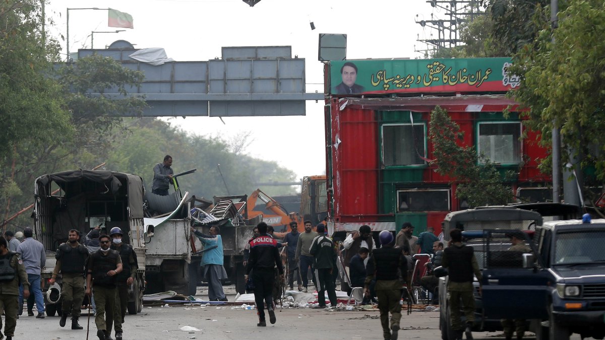 Jornada. Partidarios del partido opositor Pakistan Tehrik-e-Insaf se enfrentan con la policía durante el operativo policial.
