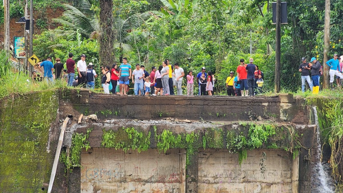 Las lluvias que han caído en las últimas horas han provocado derrumbes y el colapso de infraestructuras como el puente sobre el río Blanco.