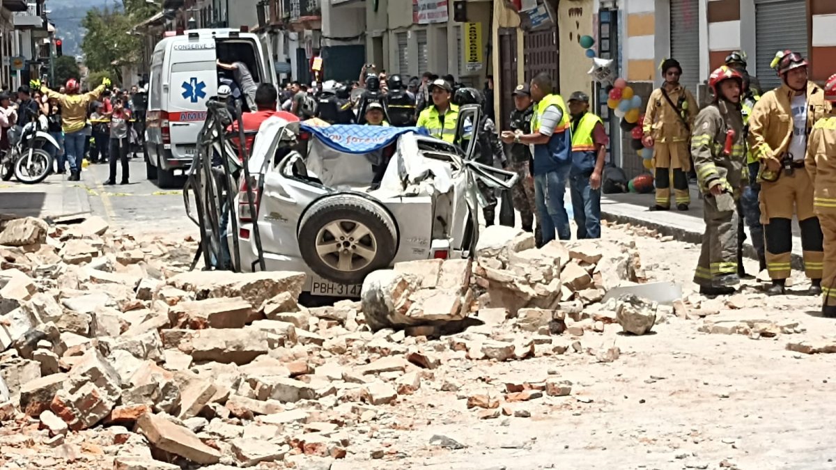 Víctimas. En Azuay, Cuenca, Bomberos socorren a un ciudadano que quedó atrapado en el vehículo tras caída de una pared.