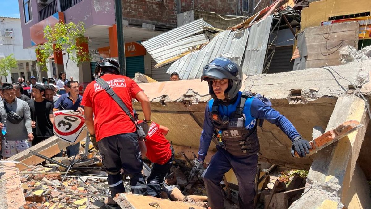 Lugar. Organismos de socorro llegan al lugar para levantar información y asistir a los ciudadanos.