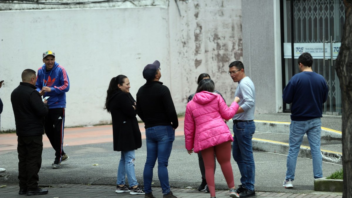 Evacuación. La gente salió a las zonas despejadas mientras pasaba el susto por el sismo