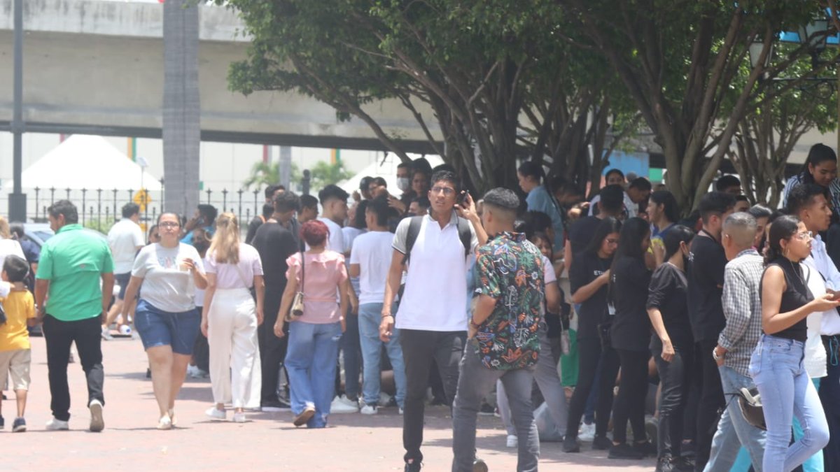 Los visitantes de un centro comercial de Guayaquil, luego del temblor.