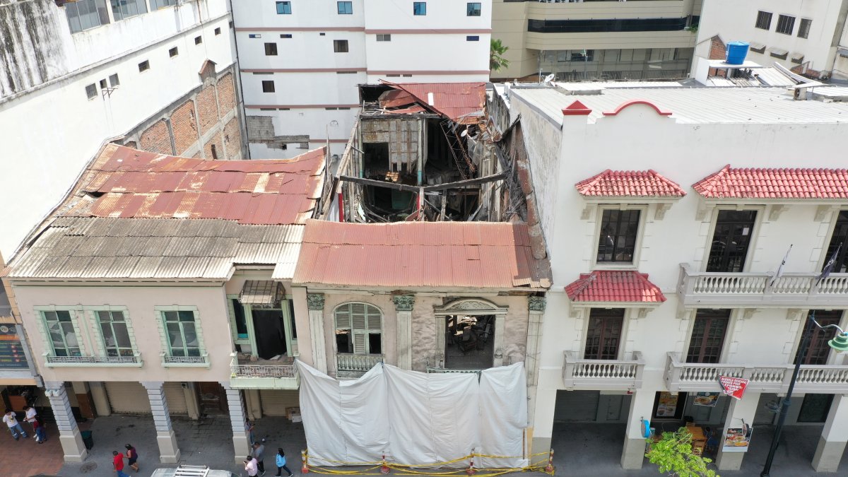 Inmueble. La Casa Maldonado solo conserva su fachada, el techo se ha perdido y cañas sostienen lo que queda de la estructura.