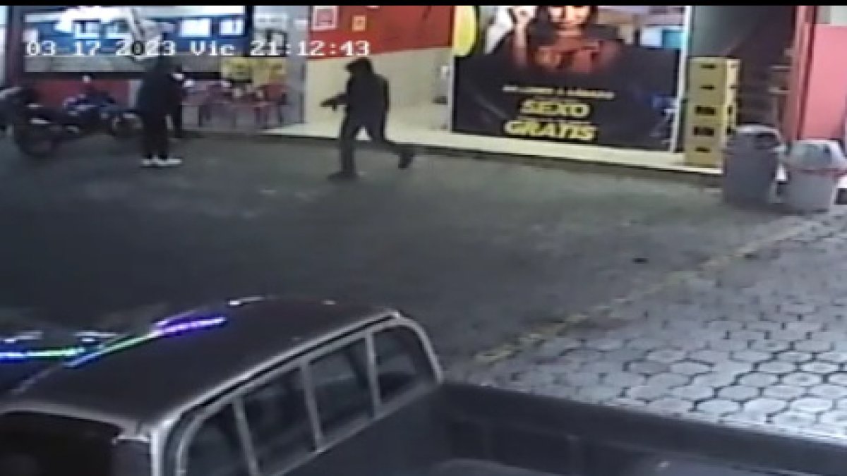 Captura de video. Una de las cámaras del sector grabó el momento en que los delincuentes atacaron el centro nocturno.