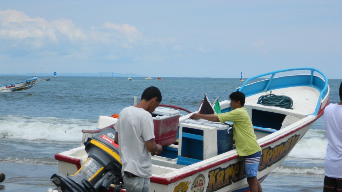 La lancha fue encontrada con sus artes de pesca y hasta con gavetas llenas de langostinos.