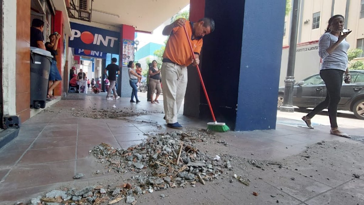 El sismo de 6.5 grados provocó daños en las fachadas de los edificios de varios cantones del país.