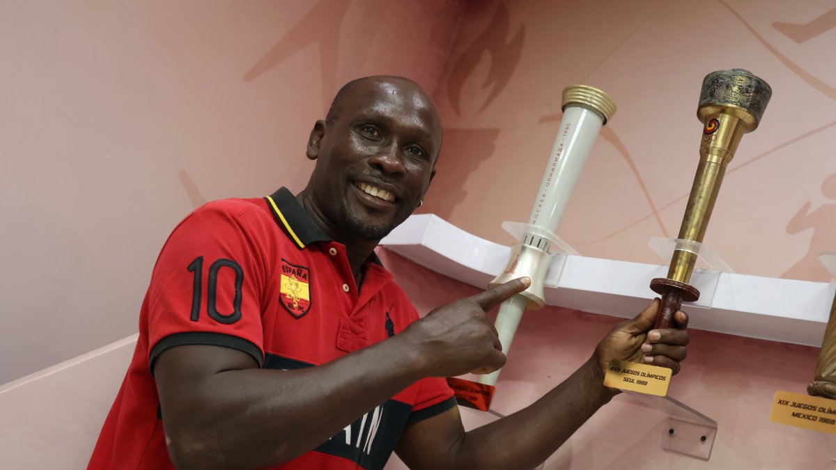 Segundo toma en su mano la antorcha que conmemora la participación de Ecuador en los Juegos Olímpicos de Seúl