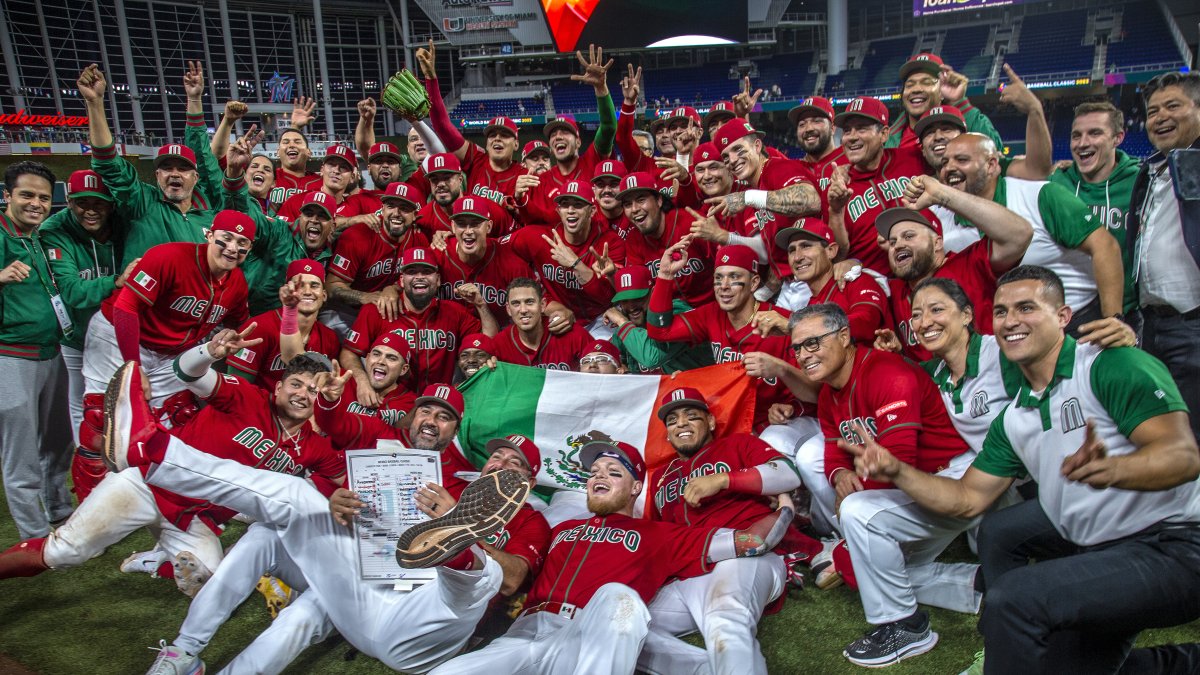 Jugadores de la selección mexicana celebrando el paso a la siguiente fase tras elimimar a Puerto Rico.